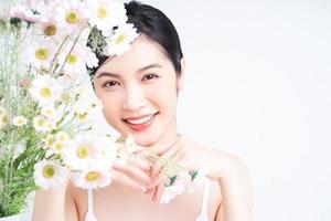 image de beauté de jeune femme asiatique avec des fleurs photo