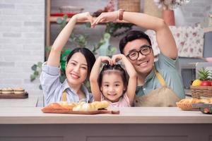 jeune famille asiatique dans la cuisine photo