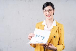 portrait de jeune femme d'affaires asiatique sur fond photo