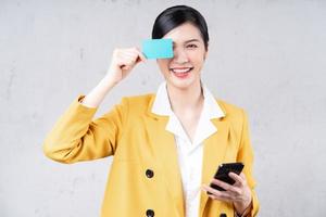 image d'une jeune femme asiatique tenant une carte bancaire photo