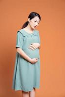 photo de femme enceinte asiatique sur fond