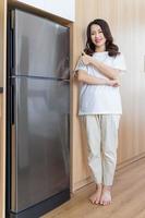 image de jeune femme asiatique avec réfrigérateur