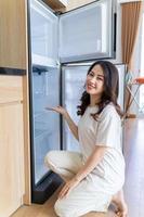 image de jeune femme asiatique avec réfrigérateur