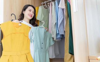 jeune femme asiatique essayant des vêtements photo