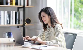 image de jeune femme d'affaires asiatique travaillant au bureau photo