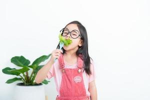 enfants fille asie manger des légumes photo