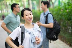 photo d'un groupe d'étudiants asiatiques à l'extérieur