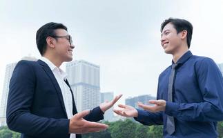 photo de deux hommes d'affaires asiatiques en plein air