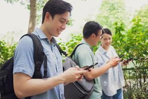 photo d'un groupe d'étudiants asiatiques à l'extérieur