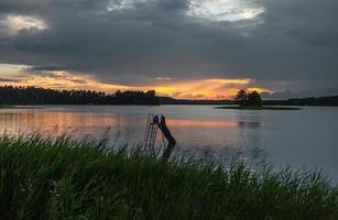 herbe et lac au coucher du soleil. photo