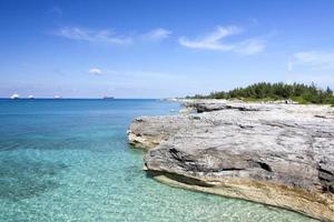 eaux transparentes de l'île de grand bahama et navires industriels photo