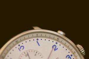 Photo en gros plan d'une montre chronographe grise
