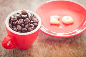 grains de café dans une tasse photo