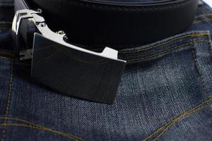Détail de jeans avec gros plan de ceinture en cuir noir