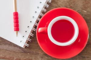 vue de dessus d'une tasse rouge avec un ordinateur portable photo