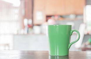 tasse verte dans un café