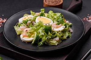 délicieuse salade fraîche et saine avec des crevettes, des œufs, de la laitue et des graines de lin photo