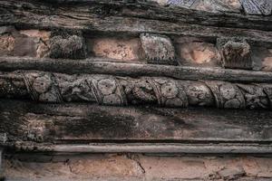 mur de béton brun pendant la journée photo