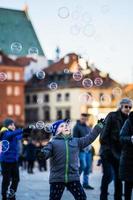 enfants jouant avec des bulles photo