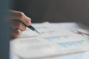 les gens d'affaires lisent des rapports de graphiques de statistiques d'entreprise, pour analyser et améliorer la stratégie d'entreprise, gérer les documents financiers et marketing, mettre à jour les comptes budgétaires annuels, les données de croissance de l'entreprise. photo