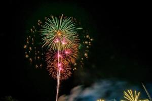 feux d'artifice sur la rivière dans le ciel sombre photo