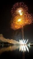 célébration de feux d'artifice la nuit dans le suan luang rama ix photo