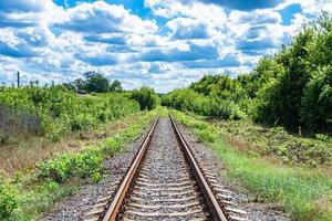 photographie sur le thème de la voie ferrée après le passage du train sur le chemin de fer photo