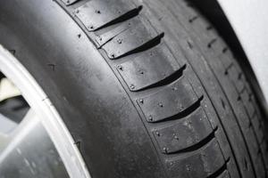 Close up de pneus de voiture qui ont été installés en bon état photo