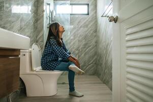 jeune femme dans la salle de bain et les toilettes photo