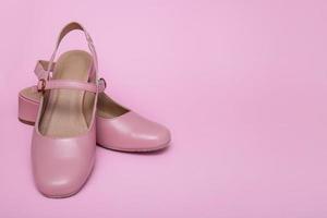 chaussures d'été roses pour femmes sur fond rose avec espace de copie photo