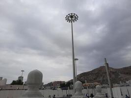 la mecque, arabie saoudite, jan 2023 - une belle vue sur la cour extérieure de masjid al-haram par temps nuageux. photo