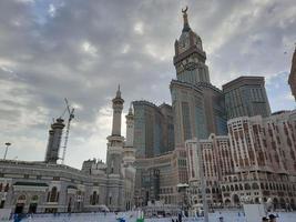 la mecque, arabie saoudite, jan 2023 - une belle vue diurne de la tour de l'horloge de la mecque devant la grande mosquée de la mecque, arabie saoudite. photo