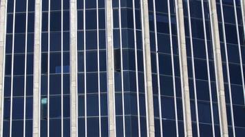 bâtiment moderne avec des fenêtres en verre bleu reflète le ciel. arrière-plan au format horizontal photo