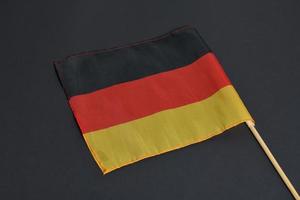 drapeau allemand isolé sur fond noir photo
