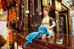 turquie, juillet 2022. figurines de souvenirs en porcelaine turque. photo