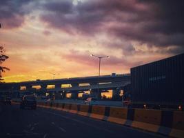 jakarta, indonésie en juillet 2022. crépuscule sur la route à jakarta, où le trafic est assez encombré car il coïncide avec les heures de travail. photo