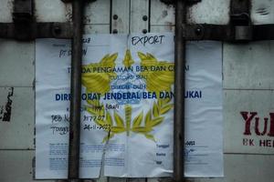 jakarta, indonésie en juillet 2022. un autocollant de la marque de sécurité des douanes et de l'accise scellé par la direction générale indonésienne des douanes et de l'accise photo