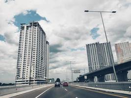 jakarta, indonésie en juillet 2022. l'atmosphère et le paysage lors de la conduite sur la route à péage surélevée de jakarta cikampek, ou maintenant connue sous le nom de route à péage mohammad bin zayed photo