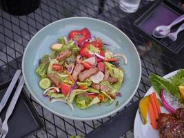 steak grillé avec mélange de légumes et d'épices. fait maison. photo