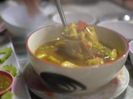 curry rouge épicé aux fines herbes avec poisson sillago argenté . photo