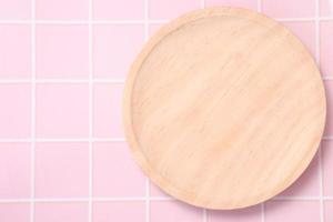 assiette en bois sur nappe rose, maquette photo