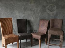 design d'intérieur de salon de concept neutre avec des chaises en bois, des chaises en rotin photo