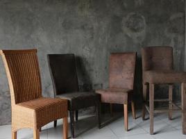 design d'intérieur de salon à concept neutre avec chaises en bois, chaises en rotin photo