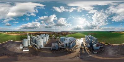 vue panoramique 360 hdri complète et transparente parmi les champs agricoles sur les rangées d'élévateur à grains agro-silos avec ligne de nettoyage des graines sur l'usine de fabrication agro-alimentaire en projection sphérique équirectangulaire photo