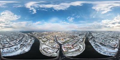 vue panoramique aérienne complète et sphérique d'hiver 360 hdri surplombant la vieille ville, le développement urbain, les bâtiments historiques, le carrefour avec un pont sur la large rivière en projection équirectangulaire