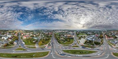 vue panoramique hdri 360 sphérique complète et transparente aérienne au-dessus de la jonction de route avec trafic en projection équirectangulaire. peut être utilisé comme remplacement du ciel pour les tirs de drones photo