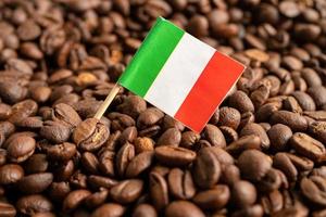 drapeau italien sur le grain de café, concept de commerce en ligne import export commerce. drapeau sur le grain de café, concept de commerce en ligne de commerce d'importation et d'exportation. photo