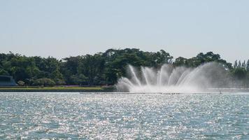 lac de stockage d'eau ou réservoir au parc public suan luang rama ix. photo