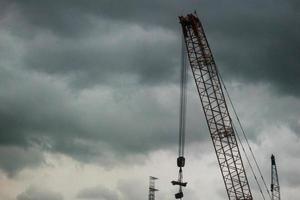 grue sur chenilles à flèche dotée d'une structure de type treillis photo