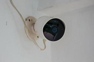 caméra de vidéosurveillance dans une maison. blanche. photo